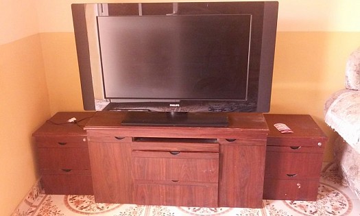 Écran plat Philips avec haut parleur et son meuble