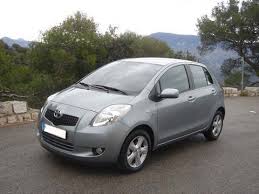 elegante voiture yaris grise berline