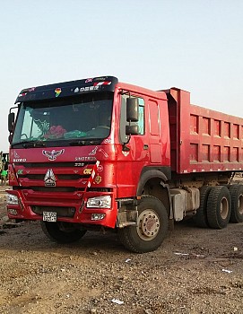 camion sinotruk benne