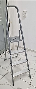 Escabeau neuf, jamais utilisé, excellent état