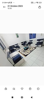 Salon moderne avec tapis assortis en excellent état