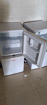 Réfrigérateurs méga à deux étages en excellent état