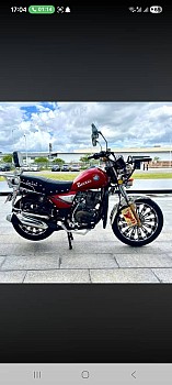 Moto Zelzal Rouge, élégante et robuste