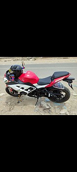 Moto (CBR rouge) toute neuve