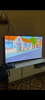 Smart tv 65 pouces à vendre avec table télé en bois
