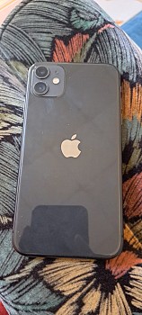 iPhone 11 64 Go, batterie 70%, bon état