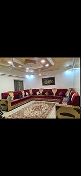 Salon marocain neuf avec rideau et tapis