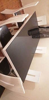 Table à manger à vendre avec 6 chaises