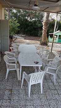 1 table de jardin et 5 chaises