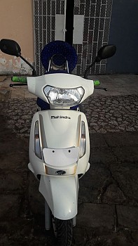 Moto Mahindra Blanc Scooter