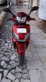Moto Mahindra rouge Gusto
