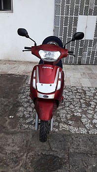 Moto Mahindra rouge Scooter Neuve