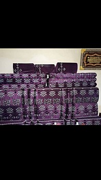 Salon violet de trois pièces avec draps et rideaux