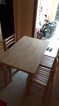 Table à manger avec 4 chaises