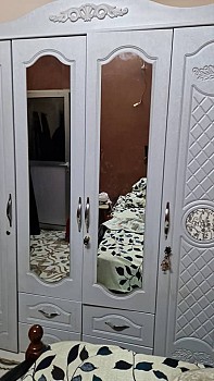 Armoire en Bois Massif - Conception Élégante et Fonctionnelle de Malaisie