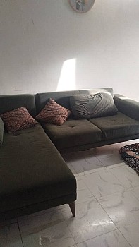 Canapé L vert avec table de base - Occasion en excellent état