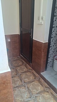 La location d\'une très belle Maison F3 en dur à louer au Q4 pas loin de la route d\'Arta et pas loin du rond-point d\'Engueila.