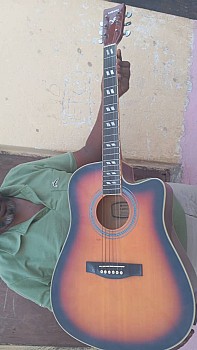 Guitare neuve, prix négociable