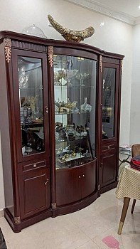 Living vitrine en bois massif Acajou à vendre