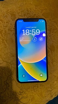 iPhone XS 256 Go, batterie 74%, en bon état