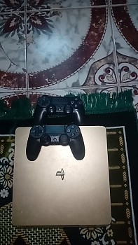 PS4 Gold avec FIFA25 et 2 manettes