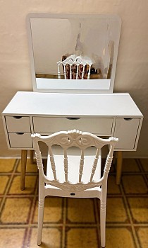 Coiffeuse et chaise assortie en excellent état