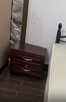 Table de chevet avec 2 tiroirs en bon état