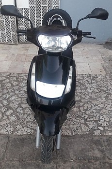 Moto Mahindra Noir Scooter