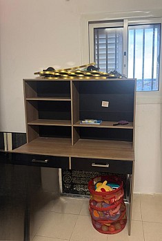 Bureau avec étagères intégrées à vendre
