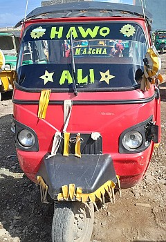 Bajaj Mahindra Neuf en Excellent État à Vendre