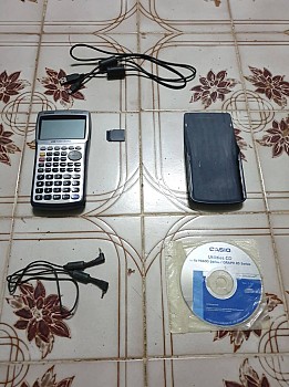 Calculatrice graphique Casio fx-9860G avec tout ses accessoires.