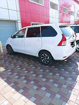 Voiture Toyota Avanza récemment acheté à Dubaï.
