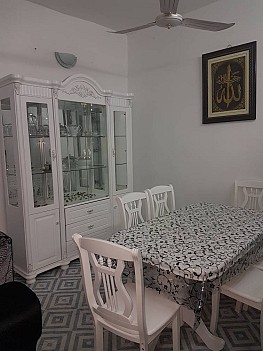 TABLE + ARMOIRE TOUT NEUF