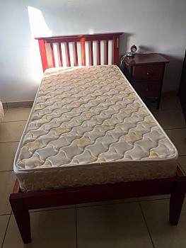 Lit une place en bois avec matelas