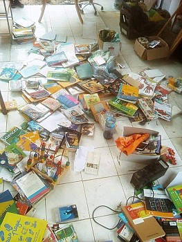Plusieurs livres d'activité pour enfants, des dictionnaires, des livres de lecture à vendre