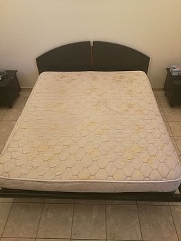 Matelas à ressorts + sommier métallique