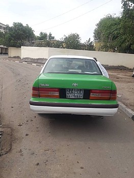 un taxi toyota crown