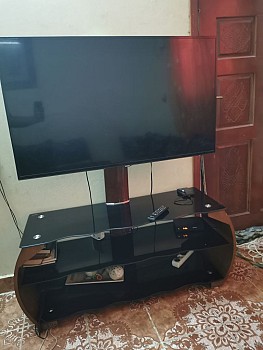 Television Samsung et table télé