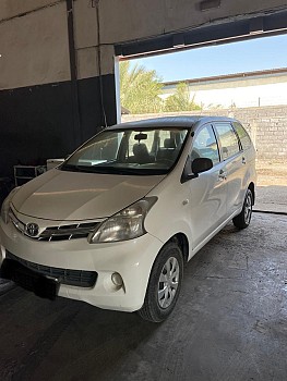 Jolie voiture Toyota Avanza