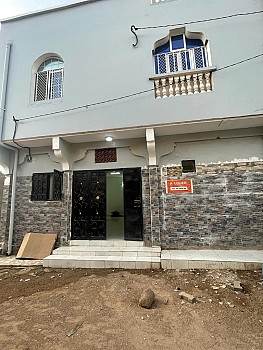Hangar bien construit avec Toilettes situé à l\'Entrée de Cité à Nassib