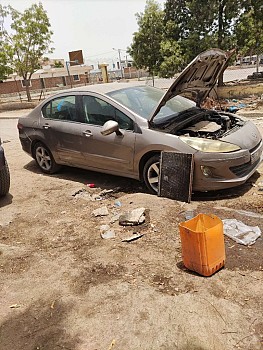 3 voitures Peugeot