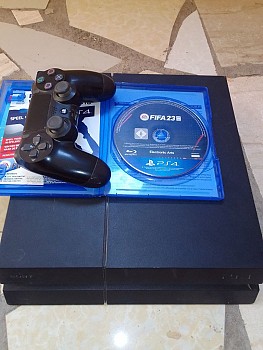 PS4 1 manette et un CD de FIFA 23,