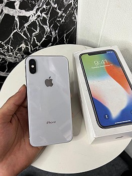 Apple iPhone X en bon état avec coques et carton