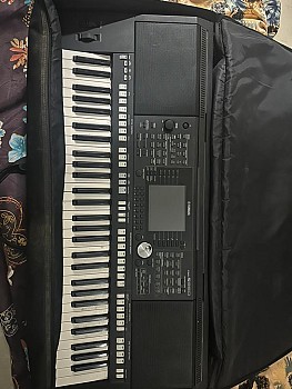 Piano Yamaha PSR-S950, haut-parleurs intégrés, connectivité avancée