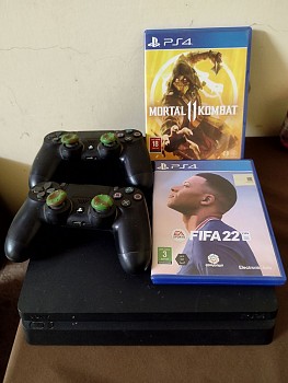 Console PS4 avec 2 manettes et jeux inclus