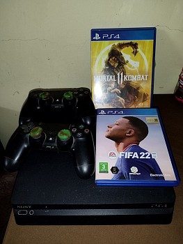 Console de jeu PS4 en excellent état, avec 2 manettes et jeux inclus