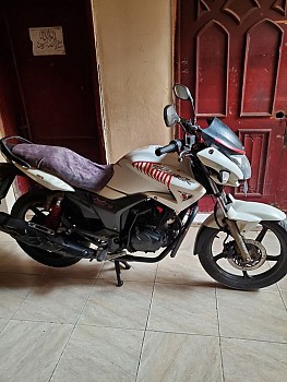 Moto Hero Hunk 150cc - Très Bonne État, Économique en Carburant