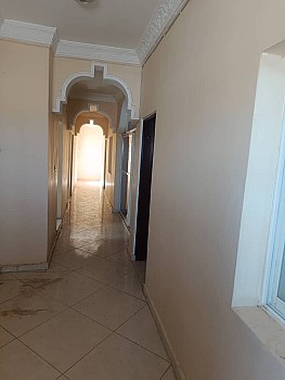 Maison F3 en location à Barwaqo 2 - 3 chambres, cuisine équipée, disponibilité d\'eau et d\'électricité
