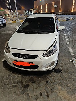 Une gamme variée de voitures de location : Mitsubishi, Hyundai Accent, Sonata
