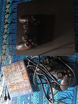 PS4 Slim neuf avec CD et 2 manettes